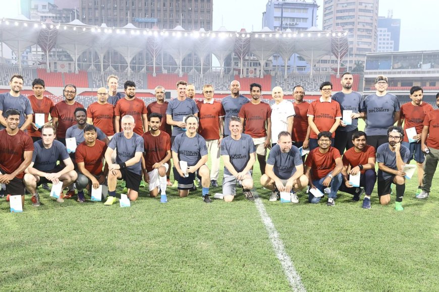 কুটনৈতিকদের সাথে সরকারের সম্পর্ক উন্নয়নে প্রীতি ফুটবল ম্যাচ আয়োজন করে যুব ও ক্রীড়া মন্ত্রণালয়।