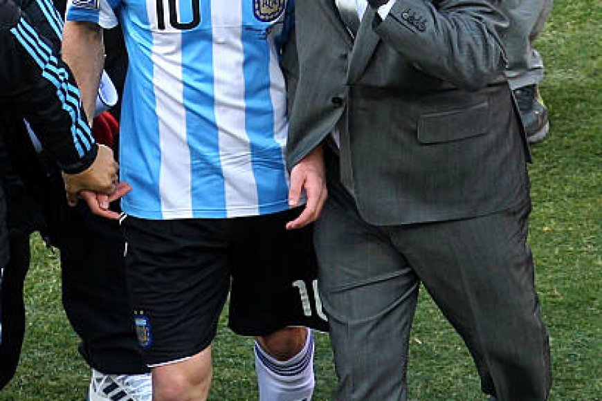 মেসির কাছে ম্যারাডোনা সবকিছুর ঊর্ধ্বে