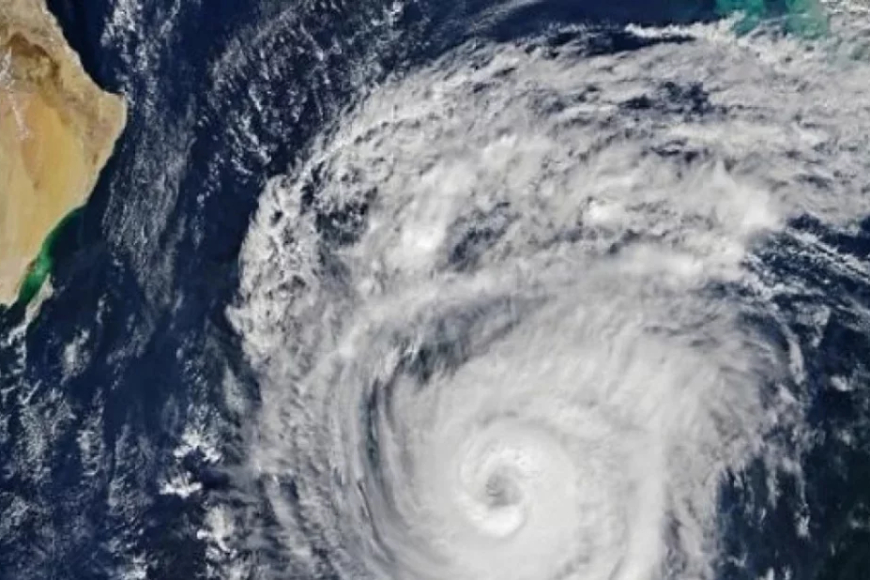 নয়াদিল্লি/কলকাতা — ভারতের অন্ধ্রপ্রদেশ উপকূলে আছড়ে পড়েছে ঘূর্ণিঝড় মোন্থা। মঙ্গলবার (২৮ অক্টোবর) সন্ধ্যায় ভারতীয় আবহাওয়া দপ্তর (আইএমডি) নিশ্চিত করেছে, ঘূর্ণিঝড়টির ল্যান্ডফল প্রক্রিয়া শুরু হয়েছে এবং বর্তমানে এটি অন্ধ্রপ্রদেশের উপকূলে প্রবল বেগে তাণ্ডব চালাচ্ছে।