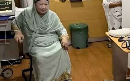 রাজধানীর এভারকেয়ার হাসপাতালে মেডিকেল বোর্ডের তত্ত্বাবধানে চিকিৎসা নিচ্ছেন বিএনপি চেয়ারপারসন ও সাবেক প্রধানমন্ত্রী বেগম খালেদা জিয়া। শ্বাসকষ্ট বৃদ্ধি পাওয়ায় রোববার (২৩ নভেম্বর) রাত সাড়ে ৮টার দিকে তাকে জরুরি ভিত্তিতে হাসপাতালে ভর্তি করা হয়। বর্তমানে তিনি কেবিনে রয়েছেন এবং নিবিড় পর্যবেক্ষণে রাখা হয়েছে।