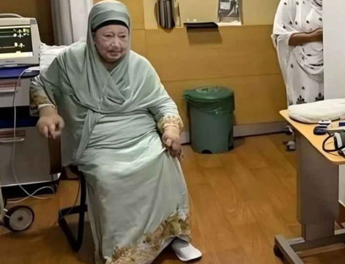 রাজধানীর এভারকেয়ার হাসপাতালে মেডিকেল বোর্ডের তত্ত্বাবধানে চিকিৎসা নিচ্ছেন বিএনপি চেয়ারপারসন ও সাবেক প্রধানমন্ত্রী বেগম খালেদা জিয়া। শ্বাসকষ্ট বৃদ্ধি পাওয়ায় রোববার (২৩ নভেম্বর) রাত সাড়ে ৮টার দিকে তাকে জরুরি ভিত্তিতে হাসপাতালে ভর্তি করা হয়। বর্তমানে তিনি কেবিনে রয়েছেন এবং নিবিড় পর্যবেক্ষণে রাখা হয়েছে।